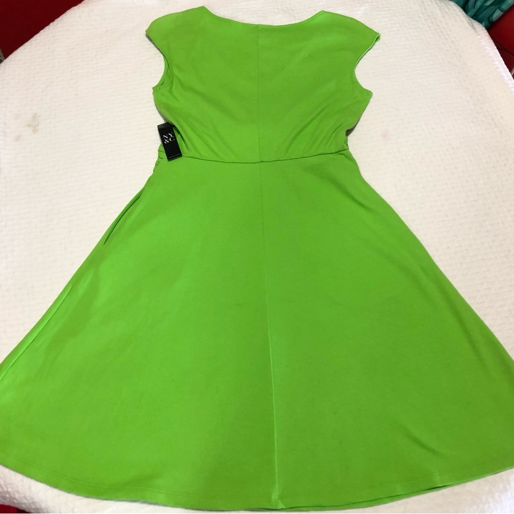 NEW YORK & COMPANY N.W.T.Size Small Bright Green Mid Length Sleeveless Twist Bow - Picture 2 of 9